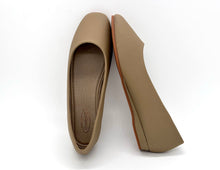 Load image into Gallery viewer, Outland 23303 Como Ladies Flat
